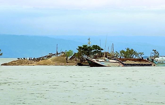 প্রকৃতি রক্ষায় নতুন পদক্ষেপ নিল সরকার, সংরক্ষিত জলাভুমি টাঙ্গুয়ার হাওর ঘিরে সারি সারি পাথর ভাঙার ক্রাশার মেশিন!